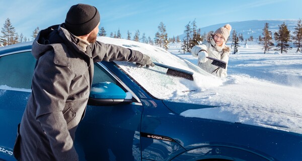 People brushing the snow from car with Kungs brush made of recycled plastics