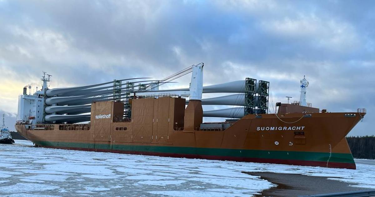 Les composants du parc éolien de Pjelax arrivent au port de Kaskinen